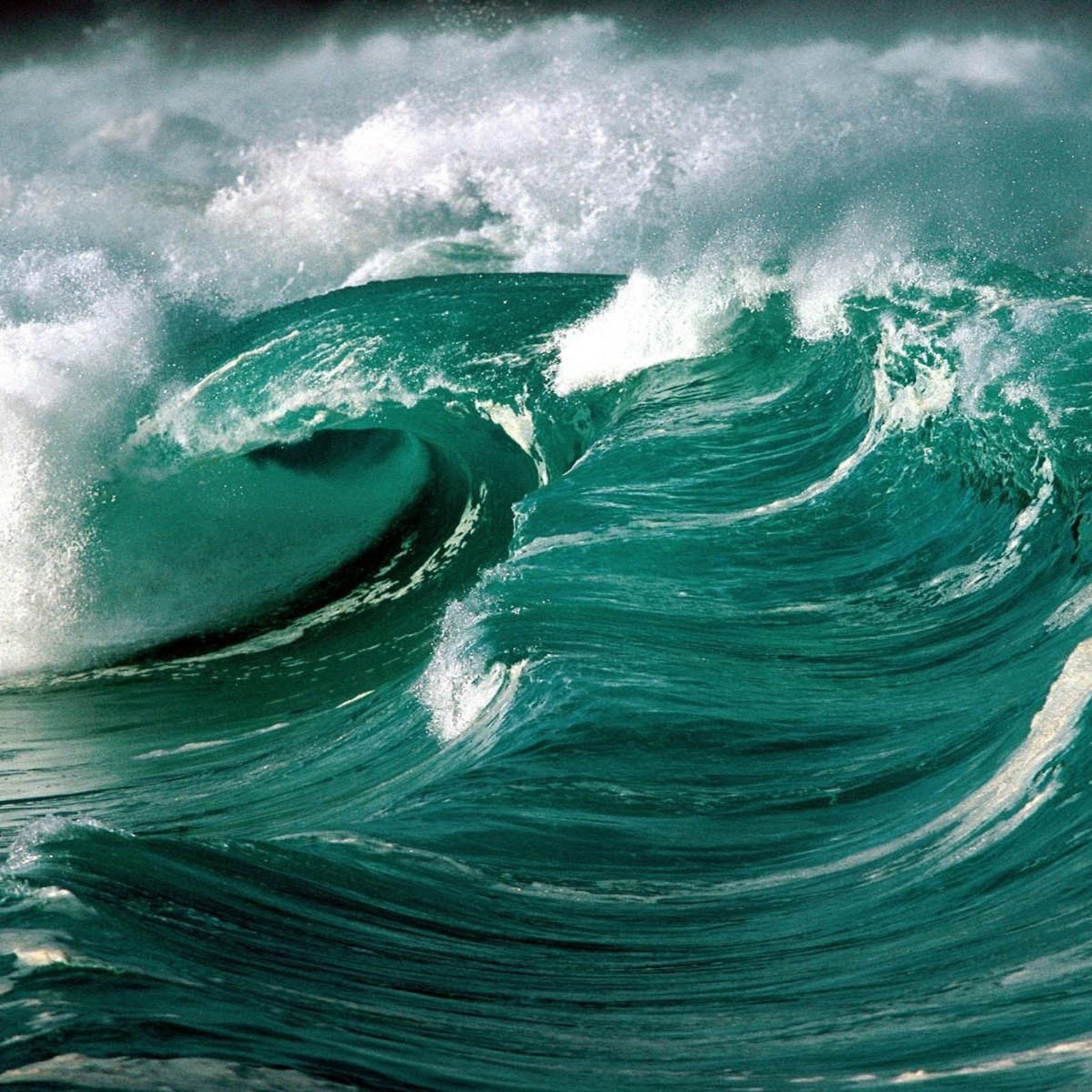 Powerfull Waves Of The Ocean iPad Air wallpaper 