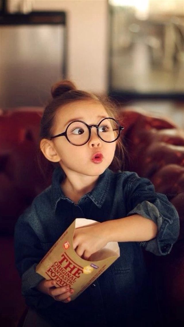 Cute Amazing Expression Little Girl iPhone 8 wallpaper 