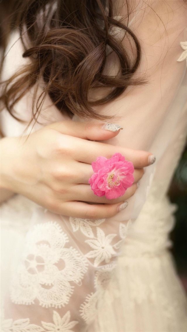 Beauty  White Yarn Pure Elegant Flower Ring iPhone 8 wallpaper 