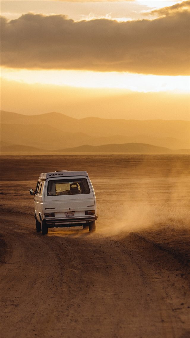 Volkswagen Transporter Desert Roadtrip iPhone 8 wallpaper 
