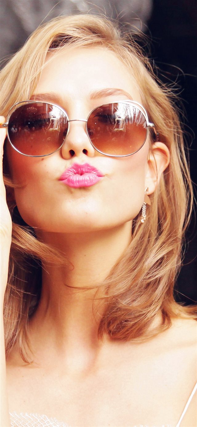 Sunglass Model Karlie Kloss Cute Beauty iPhone X wallpaper 