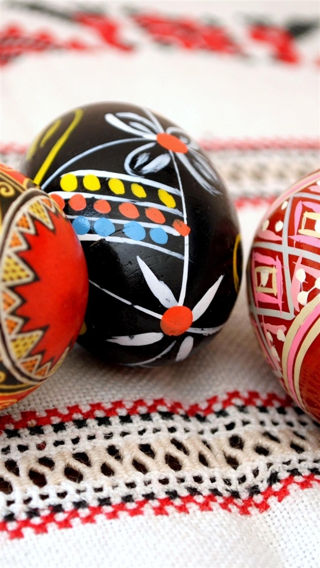 Easter holiday eggs three tablecloth close up iPhone 8 wallpaper 
