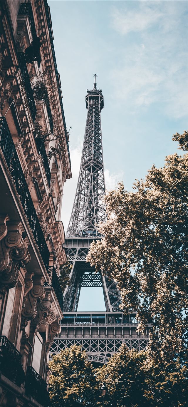 Day in Paris iPhone X wallpaper 