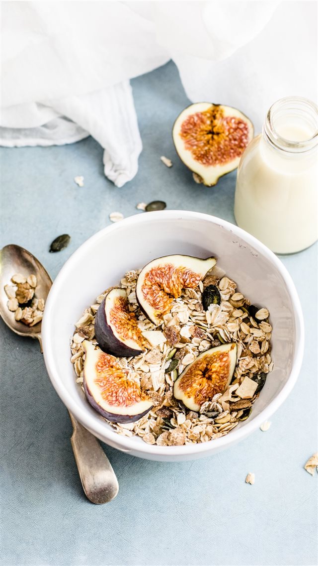 Granola with figs iPhone SE wallpaper 