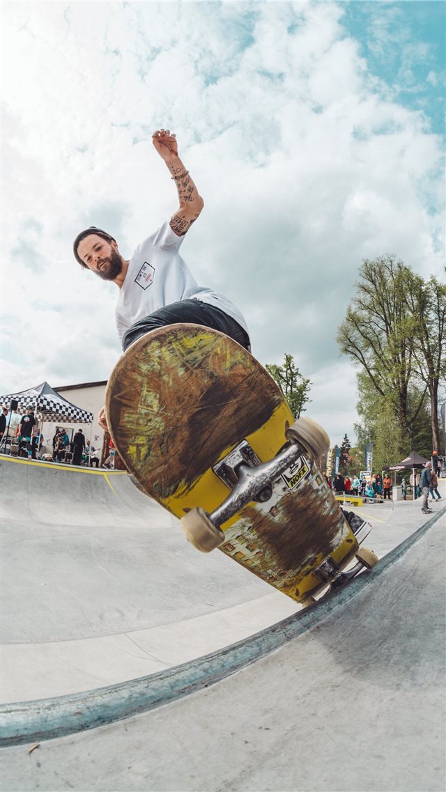Skateboarder in bowl iPhone SE wallpaper 