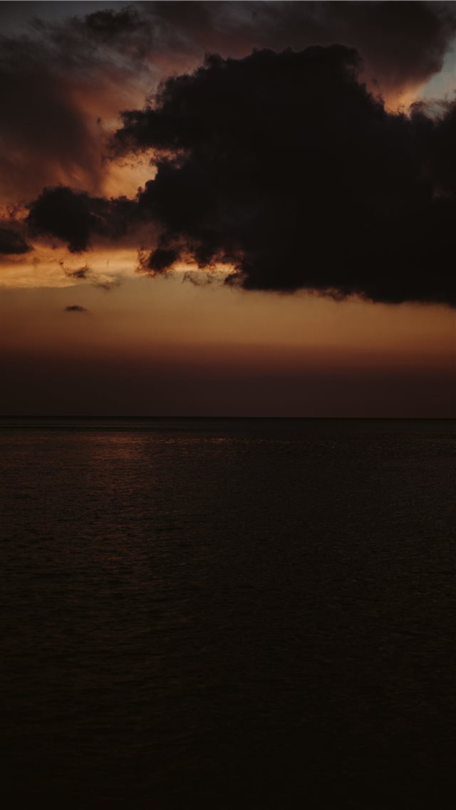 A shot from Hawaii at sunset  iPhone SE wallpaper 
