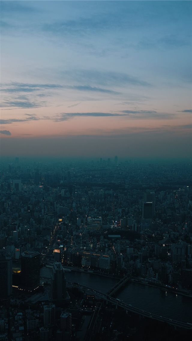 Sundown view on Tokyo city  looking from the Tokyo... iPhone SE wallpaper 