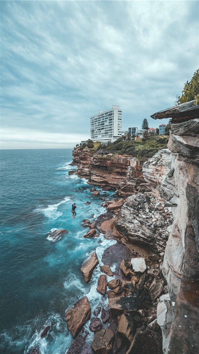 Sydney's coastal cliffs are a great spot to Highli... iPhone SE wallpaper 