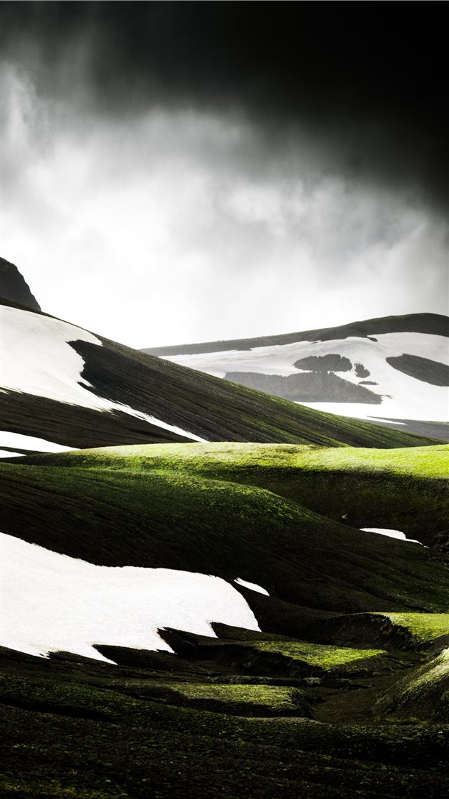 green hill iPhone SE wallpaper 