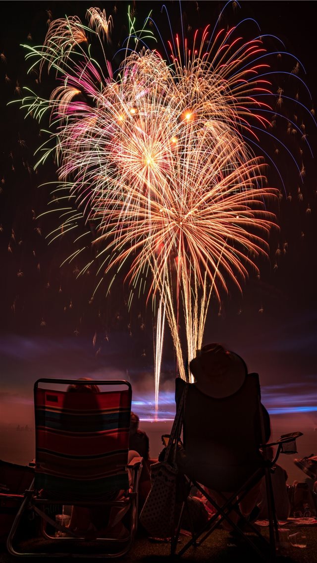 two people watching fireworks display iPhone SE wallpaper 