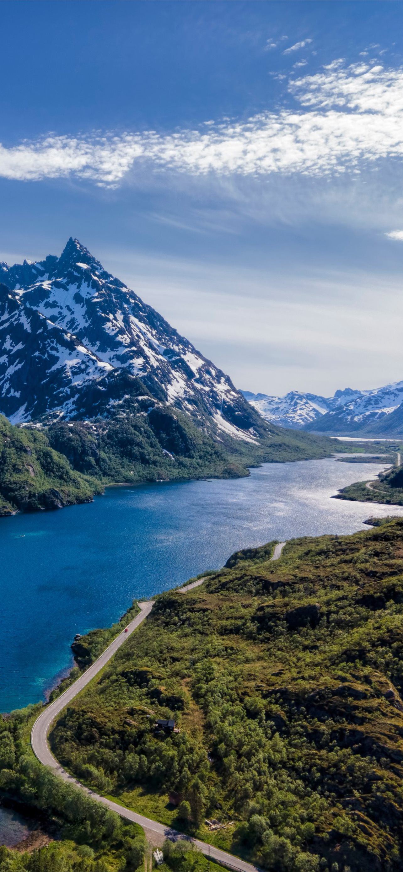 Lofoten Na Uy là một trong những địa điểm du lịch nổi tiếng trên thế giới và bây giờ bạn có thể đưa nó trở thành hình nền cao cấp cho iPhone của mình. Hãy tận hưởng cảm giác thư giãn khi nhìn vào những ngọn núi tuyệt đẹp này. 