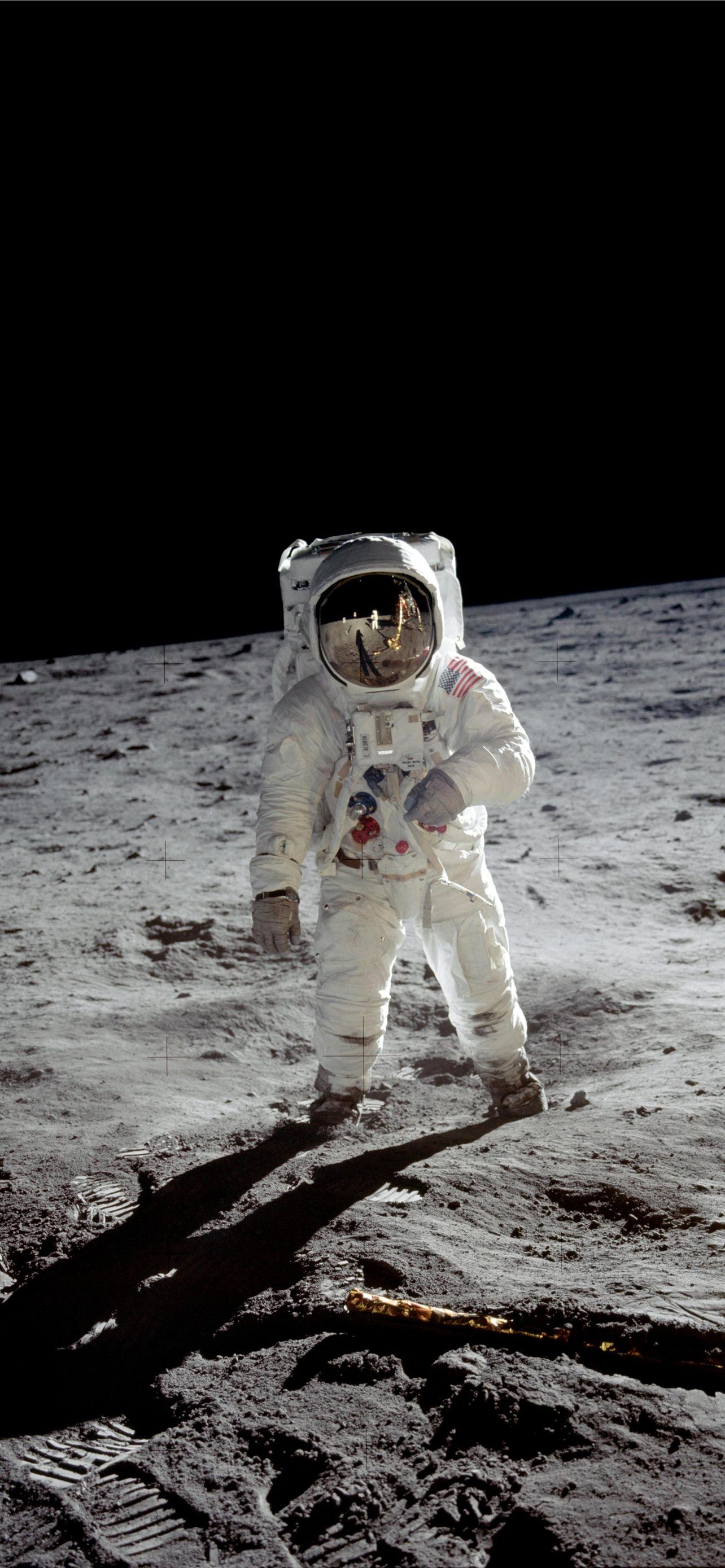 Armstrong on the moon. Аполлон 11 1969. Базз Олдрин на Луне. Астронавты на Луне. Аполлон 11 Постер.