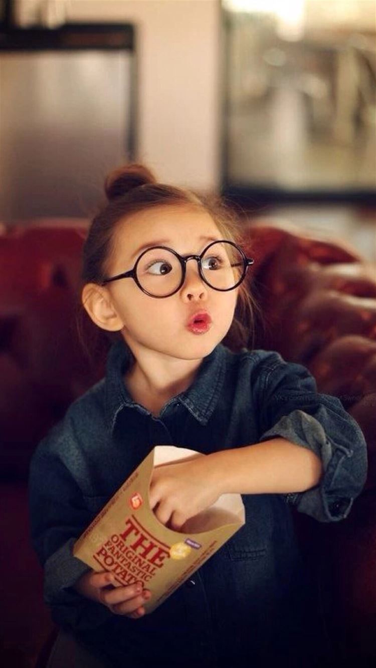 Cute Amazing Expression Little Girl Iphone 8 Wallpaper Download