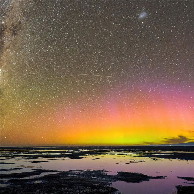 2048x2048 aurora australis over birdlings flat new zealand 5... - stars iPad Air Wallpaper