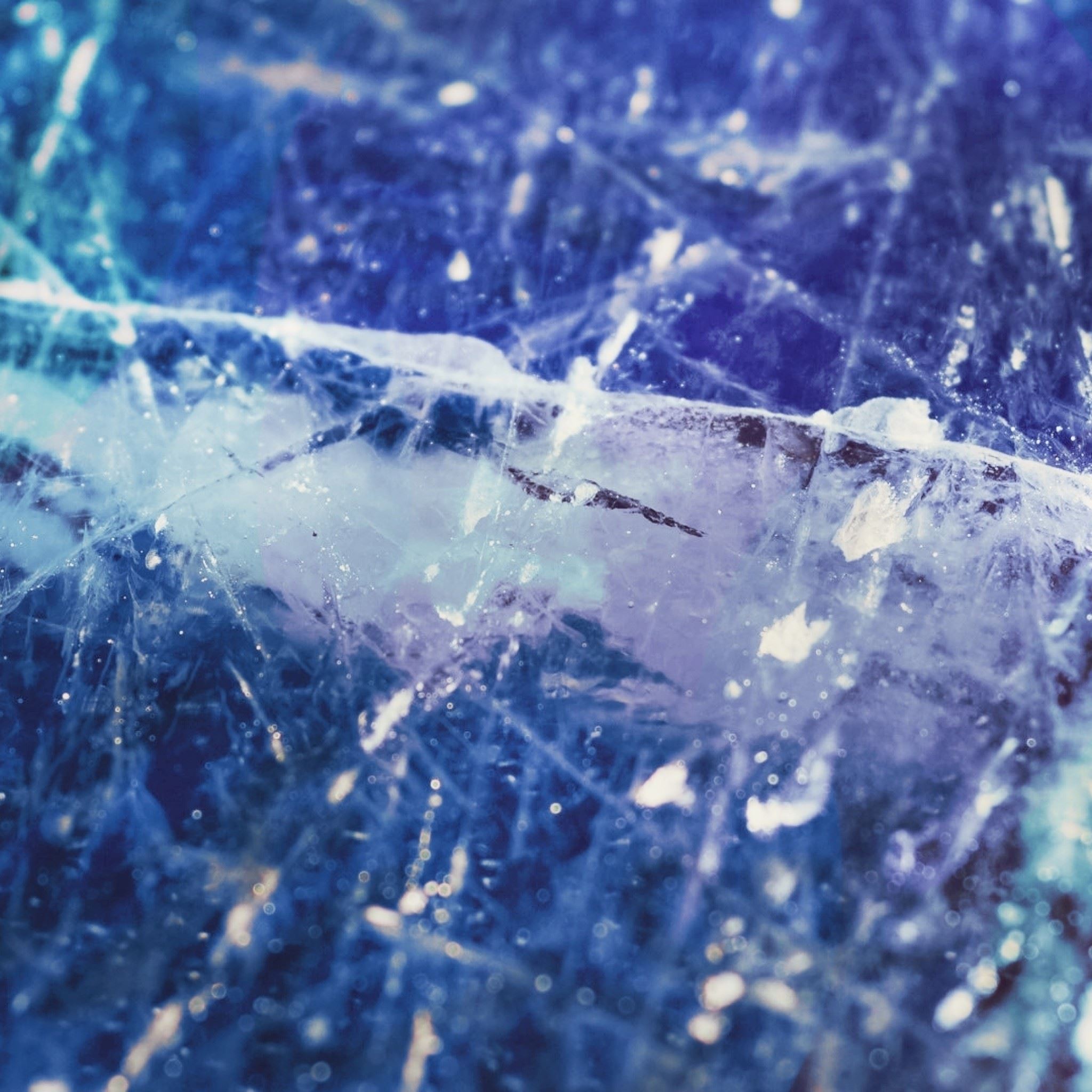 Лед разбивается. Текстура льда. Треснутый лед. Лед на стекле. Осколки льда.