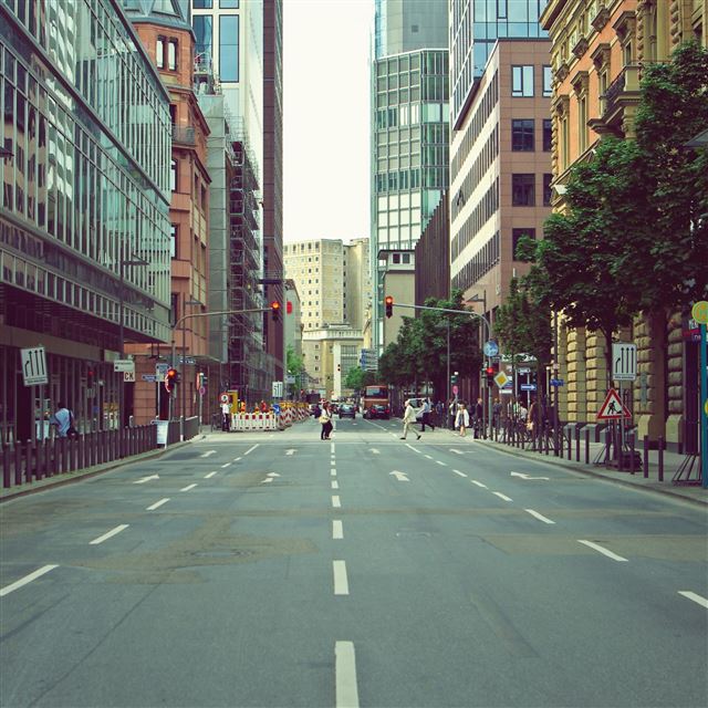 2048x2048 Frankfurt Am Main - road iPad Air Wallpaper