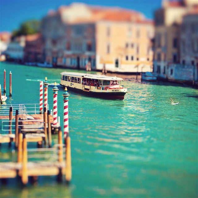 2048x2048 Summer Venice - river iPad Air Wallpaper