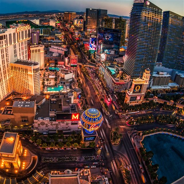 2048x2048 Las Vegas Casino - night iPad Air Wallpaper