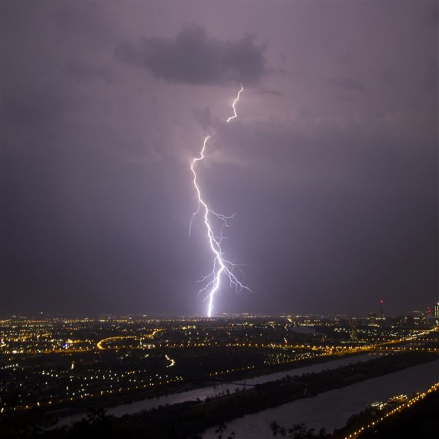 2048x2048 Lightning Vienna - water iPad Air Wallpaper