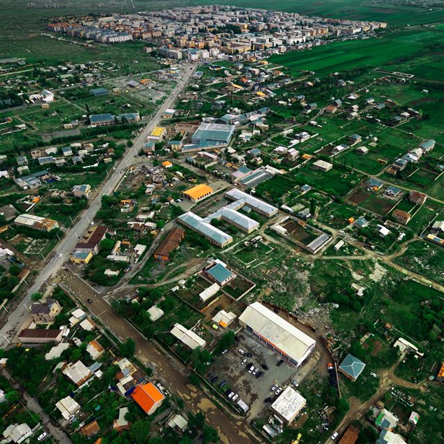 2048x2048 Armenia Gyumri - road iPad Air Wallpaper