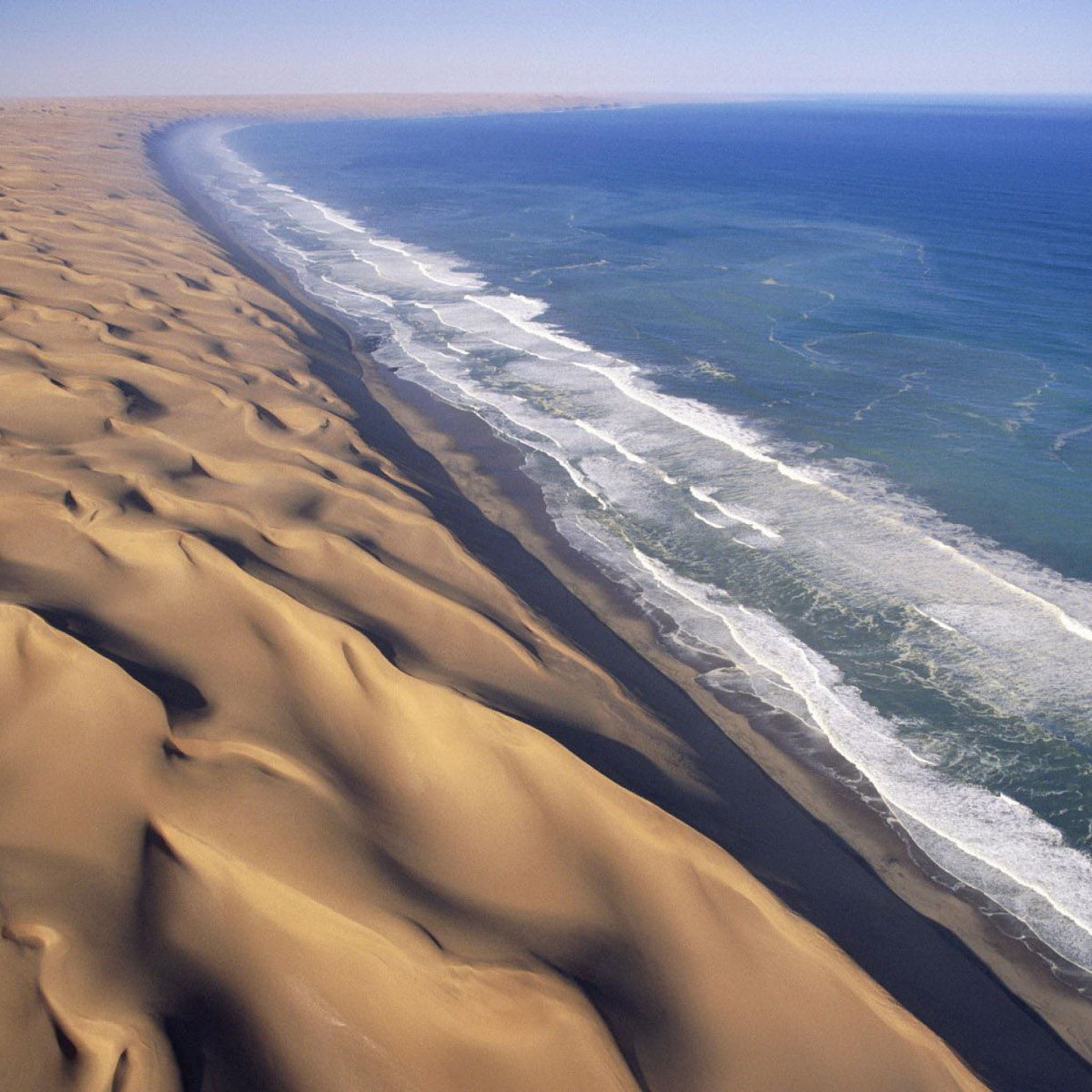 Африка береговая линия моря. Намибия пустыня Намиб. Побережье пустыни Намиб. Пустыня Намиб берег скелетов. Пустыня Намиб и Атлантический океан Намибия.