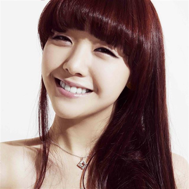 2048x2048 Mina Girlsday Smile -  iPad Air Wallpaper