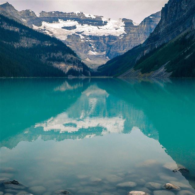 2048x2048 Lake Louise Canada - water iPad Air Wallpaper