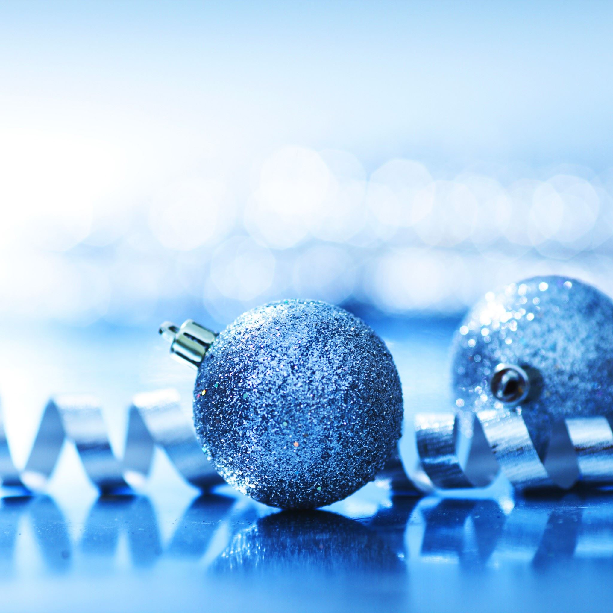 Blue Glitter Christmas Balls iPad Air wallpaper 