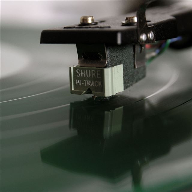 2048x2048 Vinyl Player Macro - technology iPad Air Wallpaper
