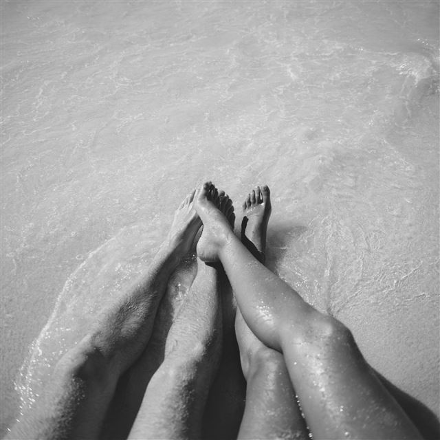2048x2048 Beach Couple Sea Sand Nature Art Bw Dark -  iPad Air Wallpaper