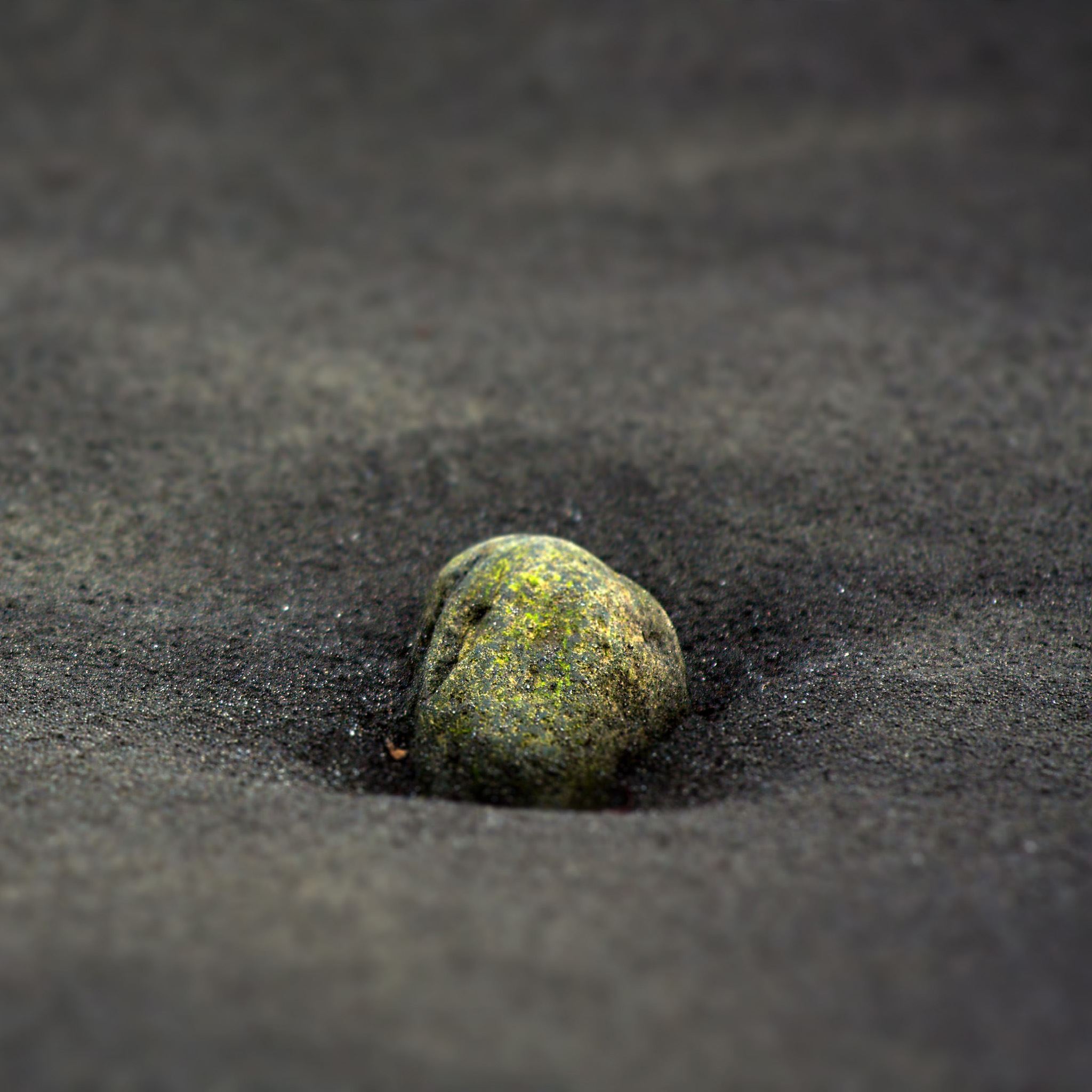 Ugly Stone In Black Sand iPad Air wallpaper 