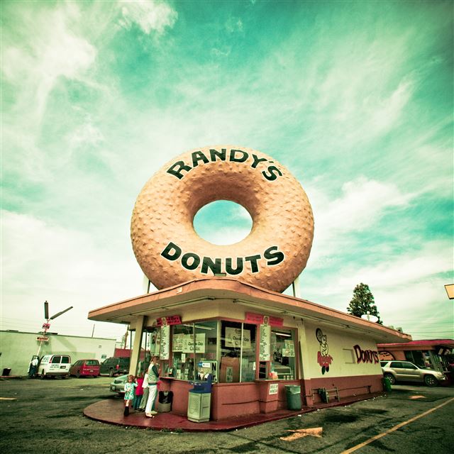 2048x2048 Randys Donuts Shop Street Beside - street iPad Air Wallpaper