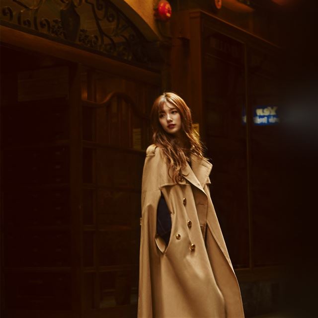 2048x2048 Suji Kpop Walking Fall Girl - woman iPad Air Wallpaper