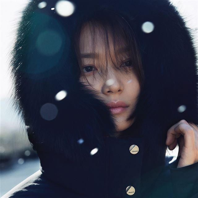 2048x2048 Shin Mina Kpop Winter Snow Celebrity - snowflake iPad Air Wallpaper