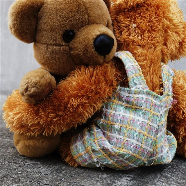 2048x2048  Cute Teddy Bear Having Hug Lovely -  iPad Air Wallpaper