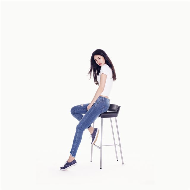 2048x2048 Suji Kpop Girl White Jean - jean iPad Air Wallpaper