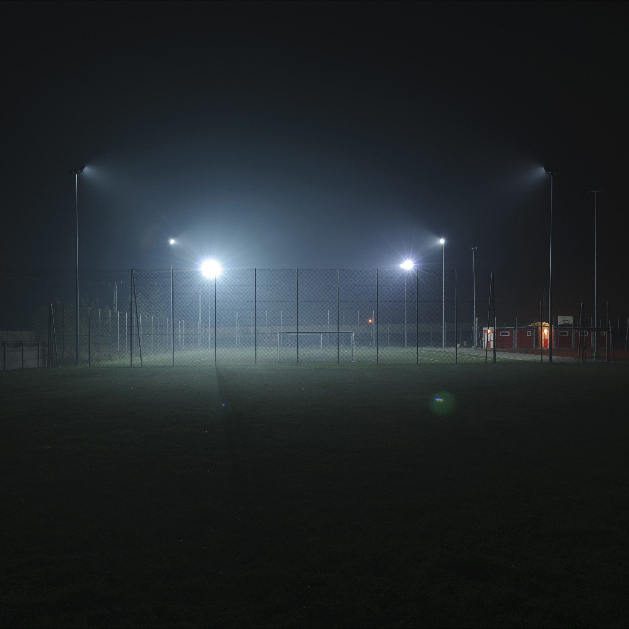 Черный стадион. Футбольное поле ночью. Футбольный стадион ночью. Футбольное поле фон. Темное футбольное поле.