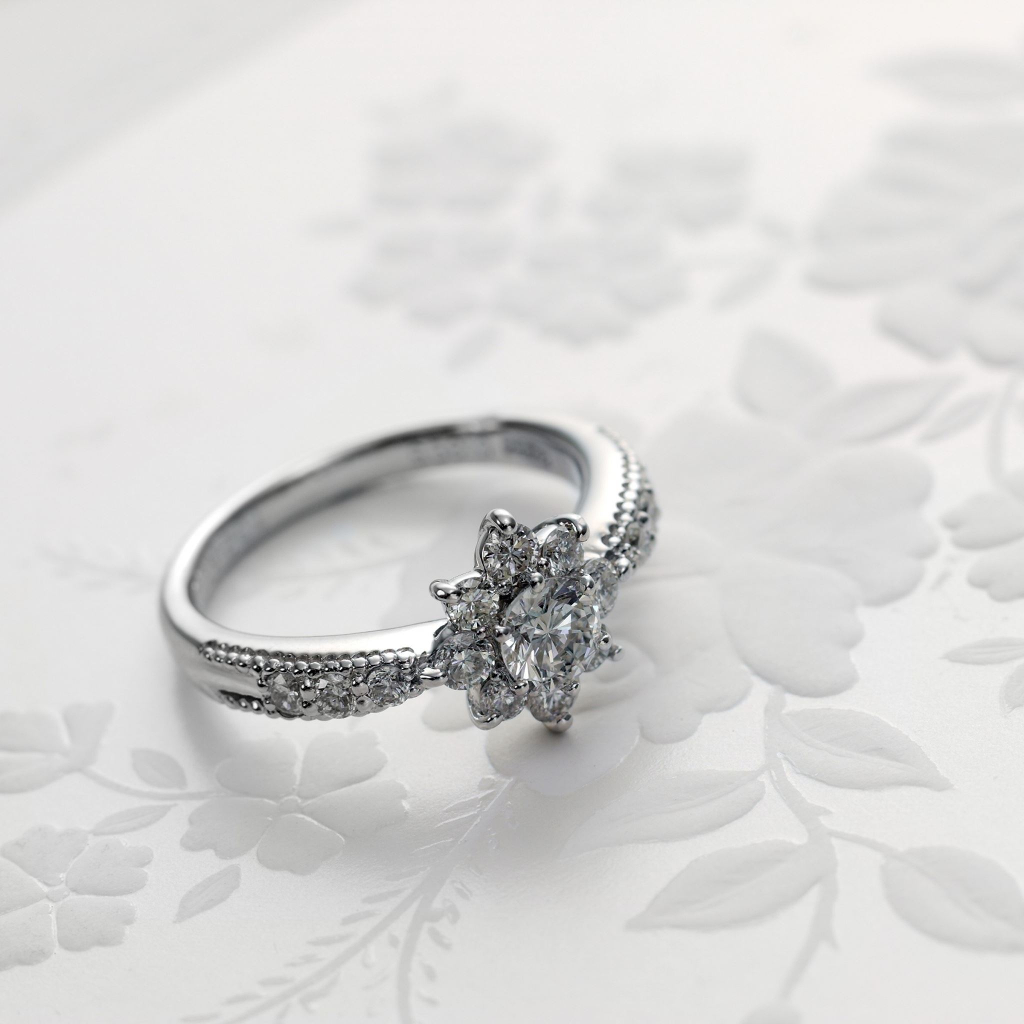 Ring Diamonds Platinum Wedding iPad Air wallpaper 