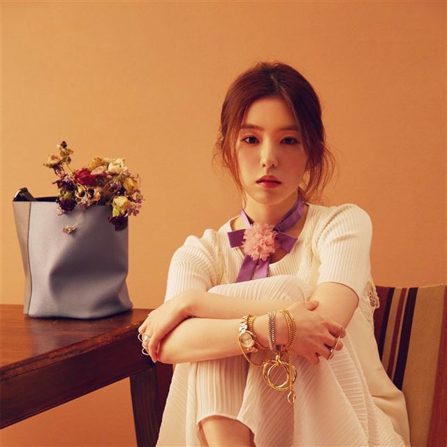 2048x2048 Asian Girl Music Red Kpop - vintage iPad Air Wallpaper