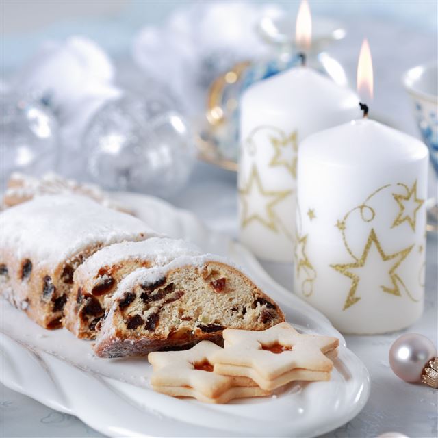 2048x2048 Cake and candles -  iPad Wallpaper