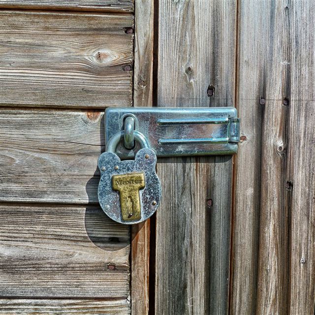 2048x2048 Hanging lock wooden door - hanging iPad Air Wallpaper