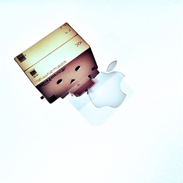 2048x2048 Danbo and Apple - lomo iPad Air Wallpaper