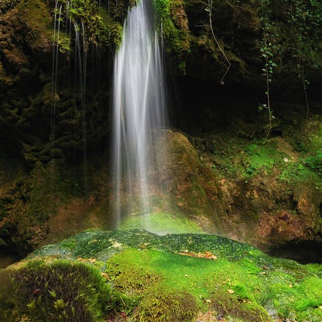 2048x2048 Bakony Falls - falls iPad Air Wallpaper