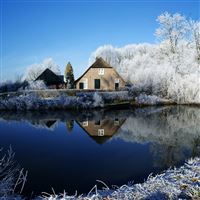 Farmhouse along Kromme Rijn River wallpaper