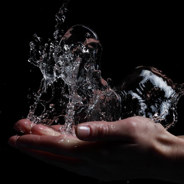 2048x2048 Water Splash 4 - hand iPad Air Wallpaper