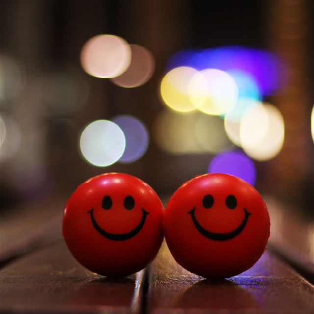 2048x2048 Happy Smiley - light iPad Air Wallpaper