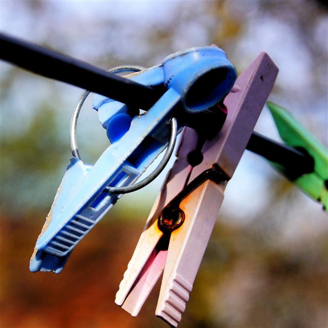 2048x2048 Laundry Clips Close Up - line iPad Air Wallpaper