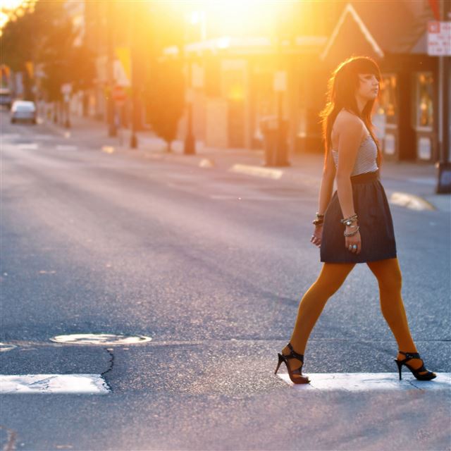 2048x2048 Girl crossing the street - street iPad Air Wallpaper