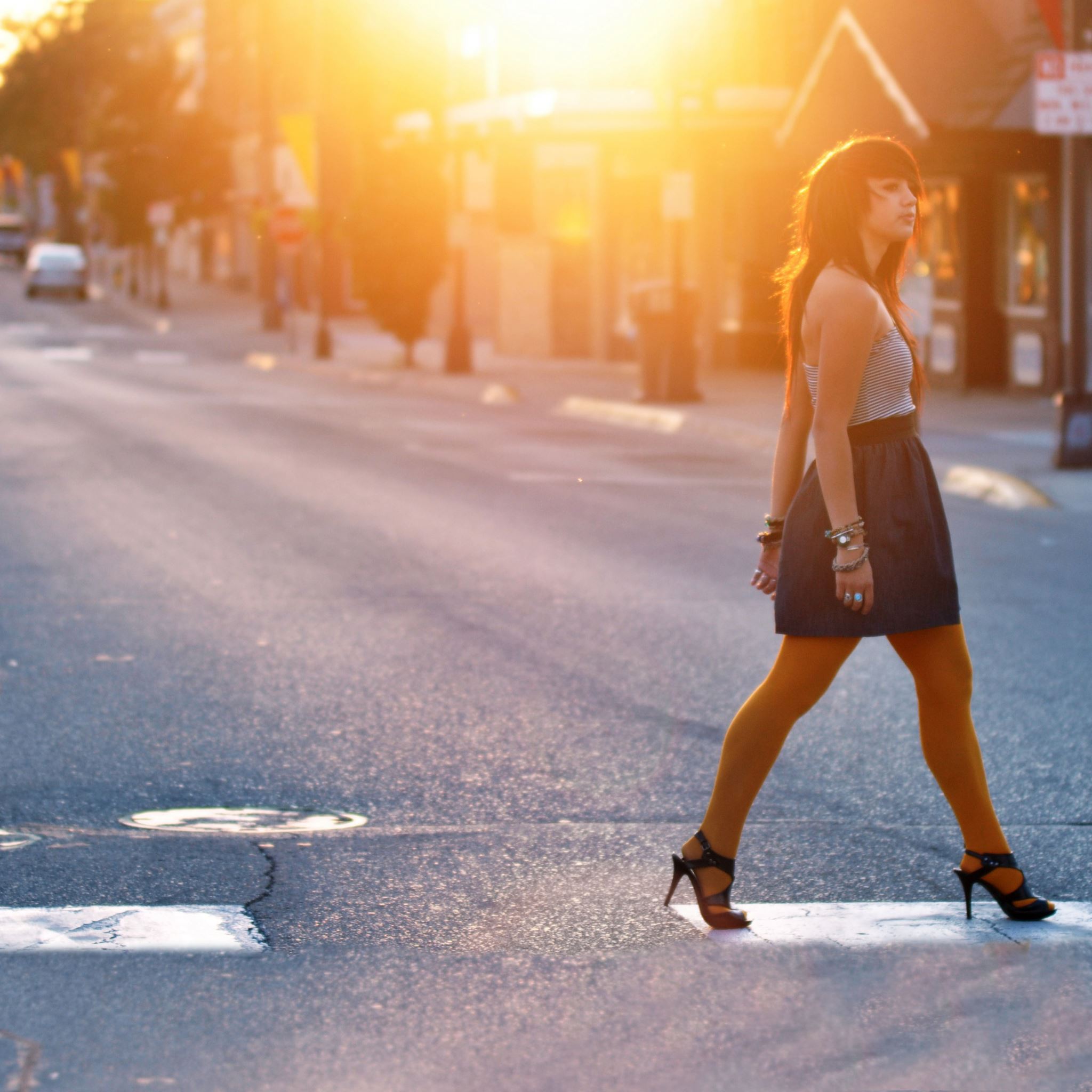 Girl crossing the street iPad Air wallpaper 