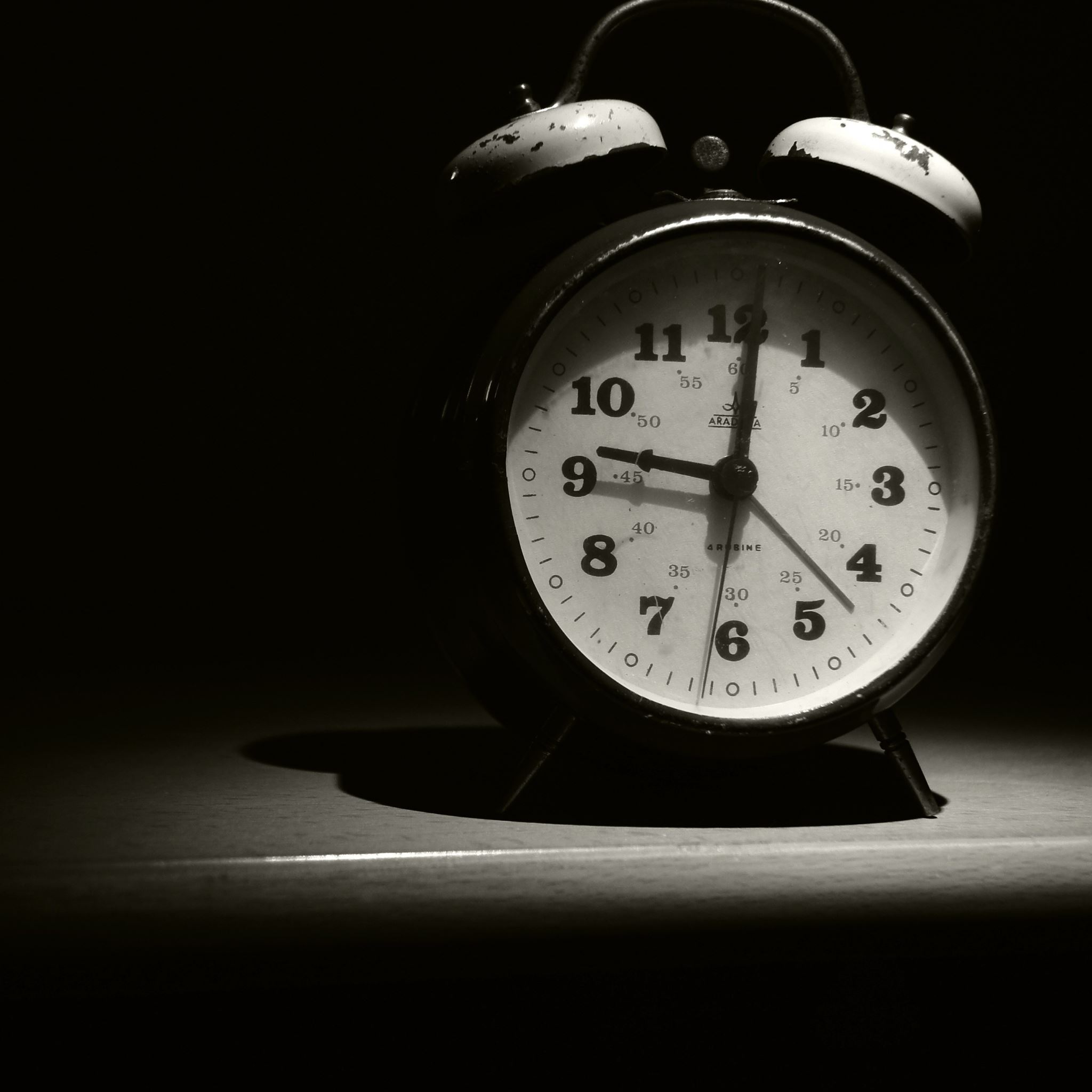 Time will turning time. Обои на часы. Будильник на черном фоне. Монохромные часы. Часы монохром.